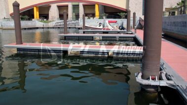 Muelle de madera flotante con estilo deck