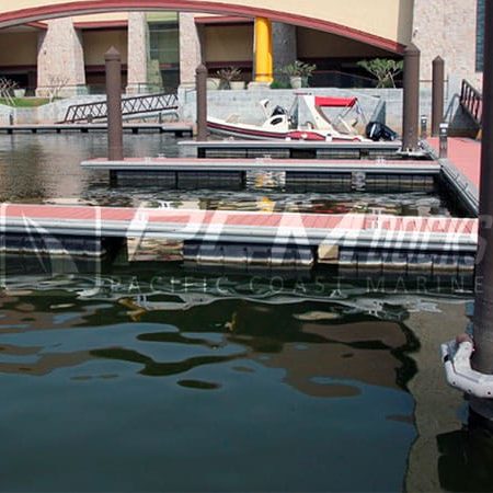 Muelle de madera flotante con estilo deck