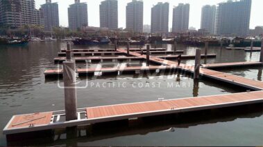 Muelle flotante de madera en forma de deck