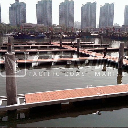 Muelle flotante de madera en forma de deck