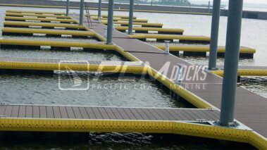 Muelle de madera tipo deck sobre el agua