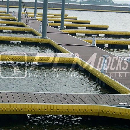Muelle de madera tipo deck sobre el agua