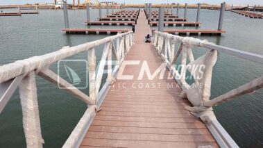 Muelle flotante de madera de estilo deck