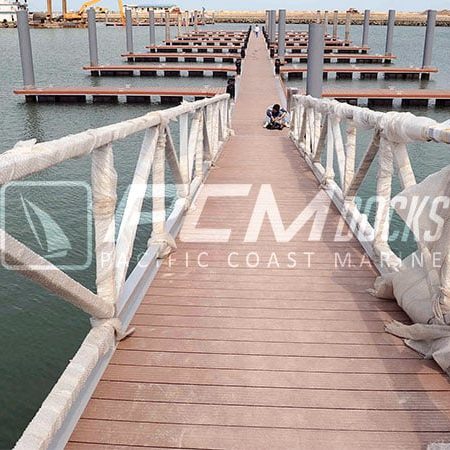 Muelle flotante de madera de estilo deck
