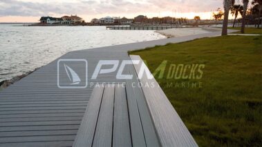 Muelle de madera flotante en estilo deck