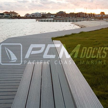 Muelle de madera flotante en estilo deck
