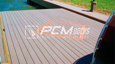 Muelle flotante de madera con deck