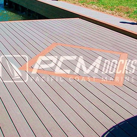 Muelle flotante de madera con deck