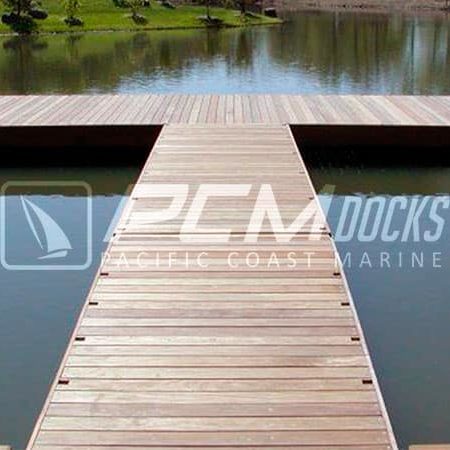 Muelle de madera flotante estilo deck