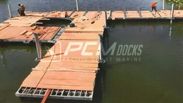 Muelle flotante de madera con tablones de deck
