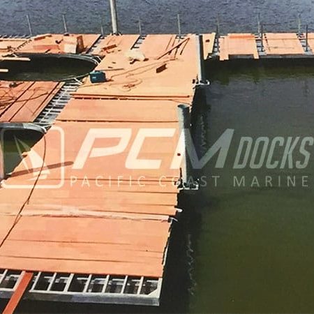 Muelle flotante de madera con tablones de deck