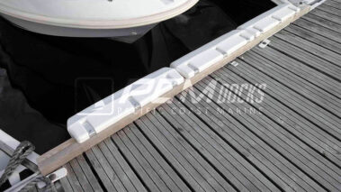 Muelle de madera flotante de estilo deck