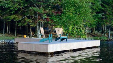 Muelle flotante de madera en forma de deck