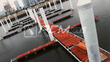 Muelle de madera flotante tipo deck