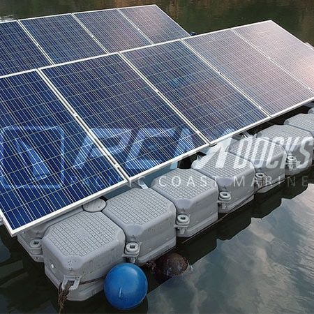 Panel solar azul con bordes blancos instalado en muelle flotante
