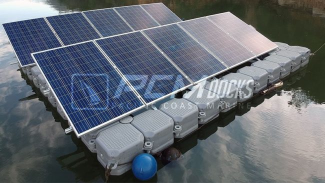 Panel solar azul con bordes blancos instalado en muelle flotante
