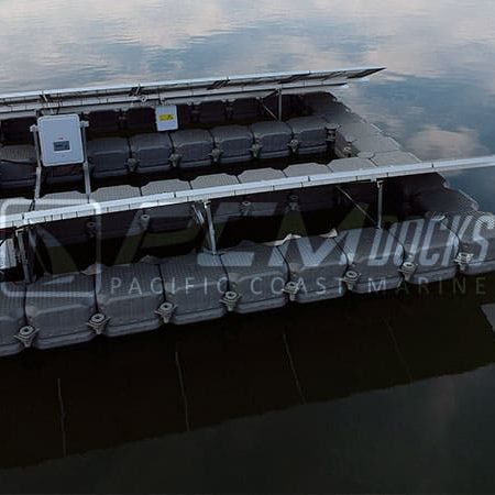 Instalación de panel solar azul sobre muelle flotante