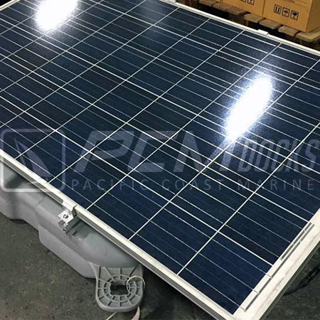 Panel solar azul con marco blanco en el agua