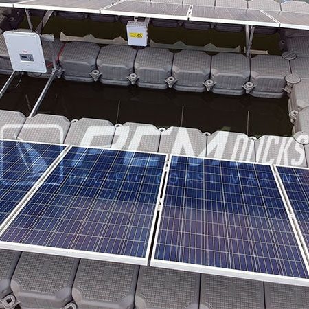 Panel solar en muelle flotante con diseño azul