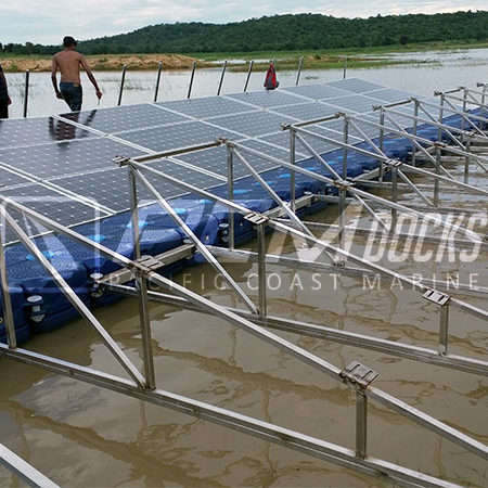 Muelle flotante con panel solar azul