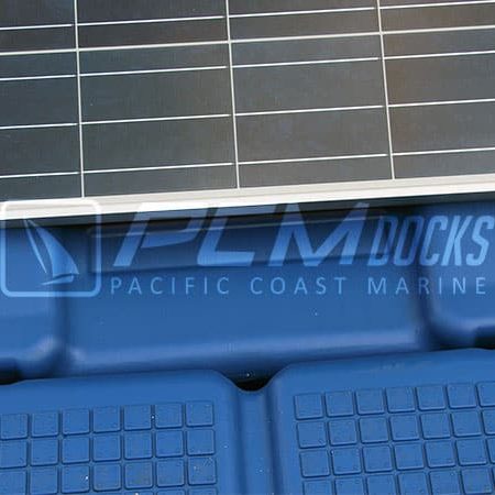 Instalación de panel solar azul en el agua