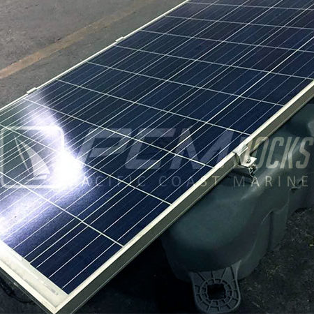 Muelle flotante con paneles solares azules