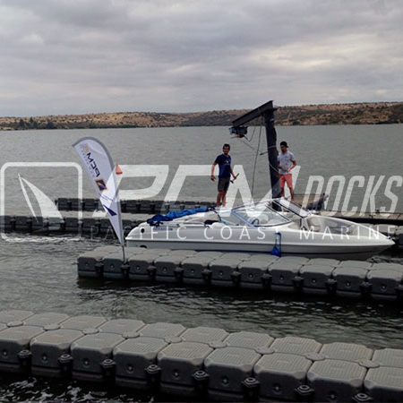 Muelle flotante gris con lancha