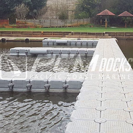 Vista de muelle en forma de L desde el agua