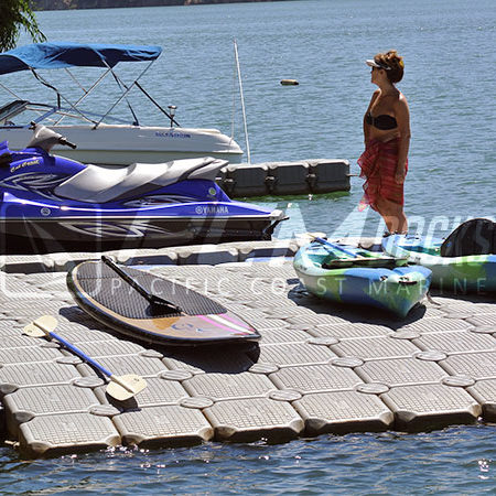 Balsa de muelles flotantes con tablas de surf