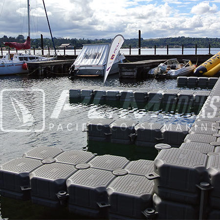 Muelle flotante grande en ángulo