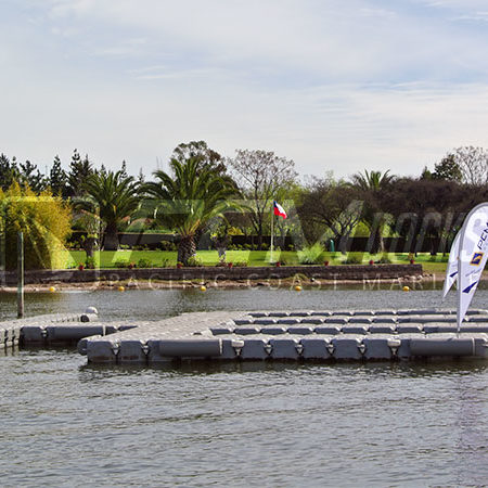 Muelle flotante grande visto desde un lado