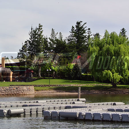 Muelle flotante grande desde un nuevo ángulo