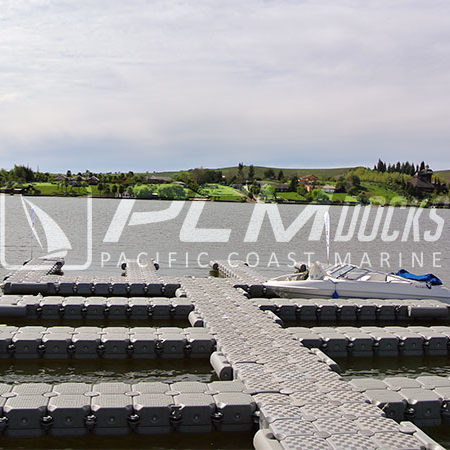 Vista panorámica de un muelle flotante grande