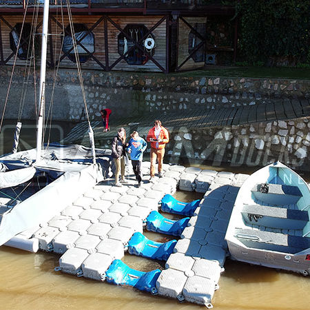 Muelle flotante en interior