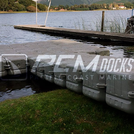 Muelle flotante visto desde el césped