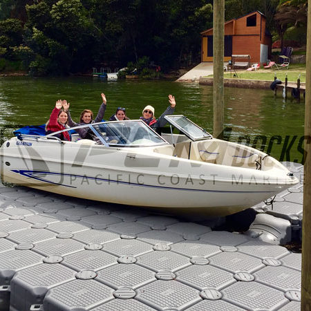 Bote con personas estacionado en muelle flotante