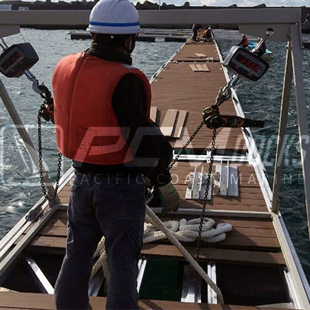 Guía de cañerías en construcción marina